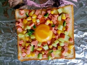 火腿，玉米，黄瓜粒撒在土司上
