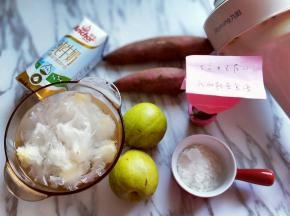 准备食材，银耳提前冷水泡发，梨是孩子放进来的！食材中没有梨哈！