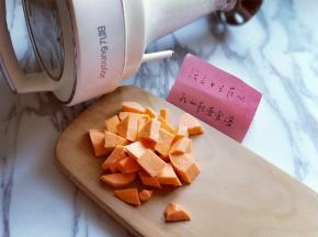 红薯去皮，洗干净切丁。