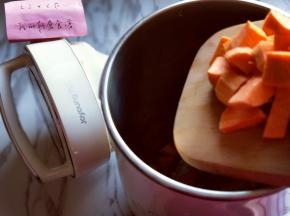 将切干的红薯丁加入豆浆机中。