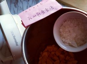 加入冰糖。《冰糖块不要太大哈》