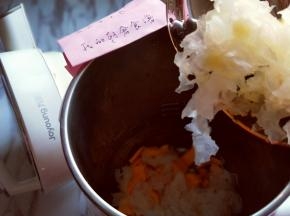 泡发的银耳，去根，倒入豆浆机。