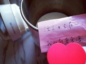 清水到豆浆机的最低水位即可。