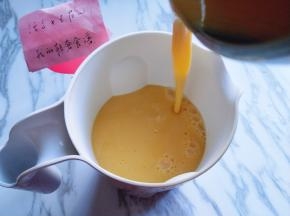 倒入杯中，特别香浓，润滑。