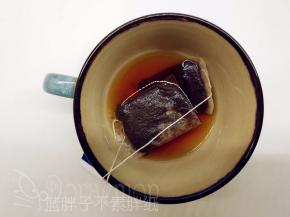 红茶包加开水浸泡15分钟后，取出茶包，倒出45g的茶水，茶包不要扔掉。