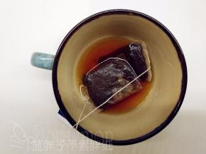 红茶包加开水浸泡15分钟后，取出茶包，倒出45g的茶水，茶包不要扔掉。