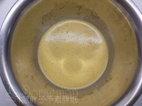 蛋清蛋黄分开，分别装入干净、无水、无油的打蛋盆中。蛋黄加入红茶水和色拉油，画“Z”字搅拌，一直将它们搅拌到表面有一层细腻的泡沫，即乳化完毕。