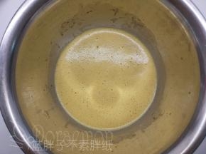蛋清蛋黄分开，分别装入干净、无水、无油的打蛋盆中。蛋黄加入红茶水和色拉油，画“Z”字搅拌，一直将它们搅拌到表面有一层细腻的泡沫，即乳化完毕。