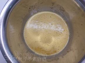 撕开红茶包，把里面的红茶末加进蛋黄糊中，一样用手动打蛋器搅拌均匀。