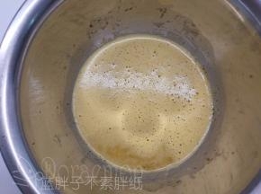 撕开红茶包，把里面的红茶末加进蛋黄糊中，一样用手动打蛋器搅拌均匀。