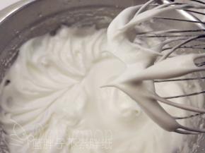 往蛋白中分3次加入糖粉，用电动打蛋器打至干性发泡。