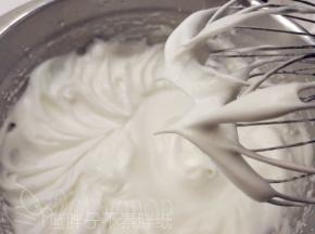 往蛋白中分3次加入糖粉，用电动打蛋器打至干性发泡。