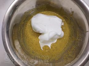 这时候可以先预热烤箱，上下火170℃。取1/3的蛋白霜加入到蛋黄糊中，用橡皮刮刀翻拌均匀。