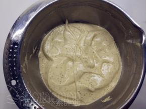 再倒回蛋白霜中，继续用橡皮刮刀拌匀，直至看不到一丝蛋白，面糊呈细腻光滑状。
