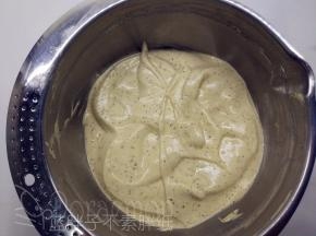 再倒回蛋白霜中，继续用橡皮刮刀拌匀，直至看不到一丝蛋白，面糊呈细腻光滑状。