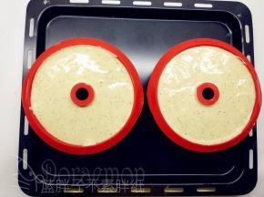 从15厘米的高处将蛋糕糊倒进模具中，震两下。