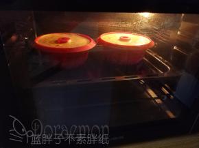 送入预热好的烤箱，上下火150℃，烤30分钟。