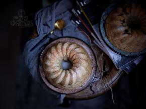 出炉后震两下，倒扣在烤网上稍微晾凉5分钟之后，在温热的状态下脱模。