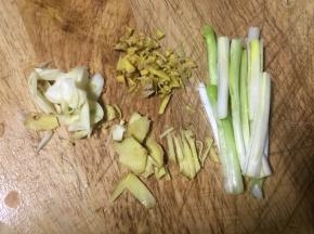 大蒜老姜切片，大葱切丝