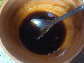 去碗倒入一勺蚝油和生抽调匀