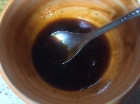 去碗倒入一勺蚝油和生抽调匀