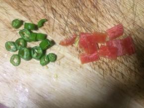 红萝卜切片，美人椒切圈