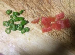 红萝卜切片，美人椒切圈