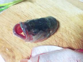 鲈鱼洗净切下头