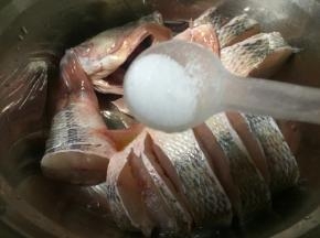 放入一勺食盐