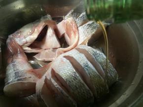 切好的鱼放入一勺料酒