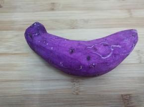 洗干净的紫薯去皮