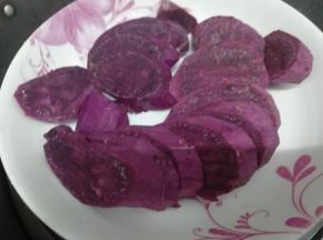 然后装入盘子中，大火蒸熟