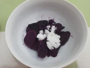 将白糖放入碗中，用勺子搅拌均匀，然后压成泥