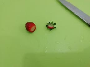 草莓洗干净，切去草莓的蒂