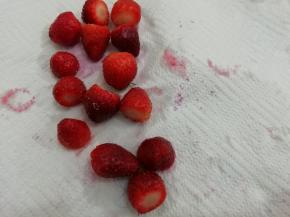 然后放在厨房纸巾上吸一下水份