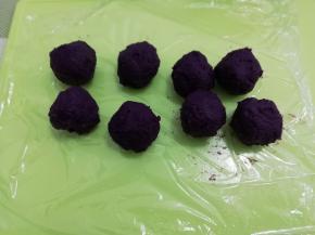 紫薯用手分成等份，然后搓圆