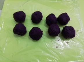 紫薯用手分成等份，然后搓圆