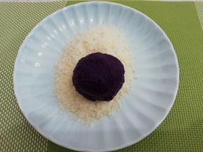 将包好的紫薯草莓在放入椰蓉中，均匀的裏上椰蓉即可