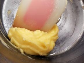 加入糖粉用刮刀拌均匀（不需要打发）