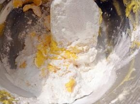 筛入低粉，用刮刀翻压成无干粉状态，可以多翻压，让面粉表面有光泽