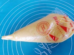 装进裱花袋里面，放冰箱冷藏备用