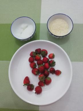 准备草莓，椰蓉，白糖