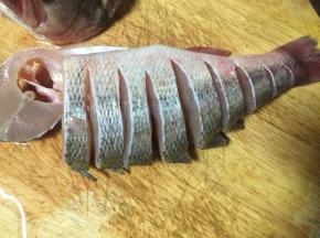 把鱼身从背部切开成条