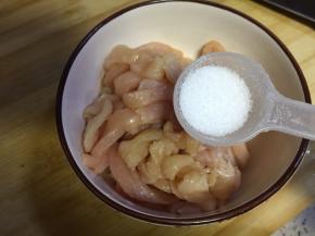 鸡胸肉切丝放入盐