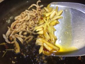 炒出红油，放入老姜大蒜丝一起翻炒