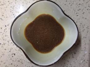 取碗加入一勺淀粉，一勺生抽和40ml的清水兑成汁水