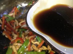 倒入之前调好的汁水芡汁