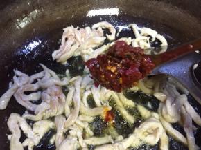 立即倒入豆瓣酱