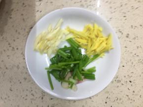 老姜大蒜切丝，香葱切段