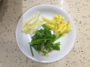 老姜大蒜切丝，香葱切段